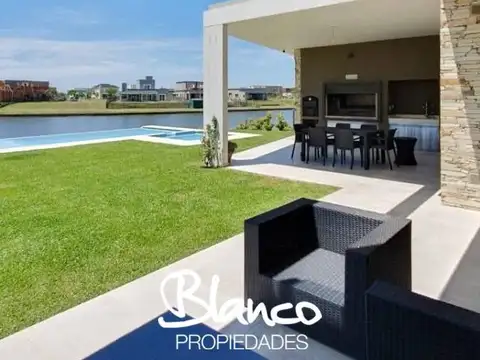 Casa 5 ambientes con 4 baños