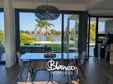 Casa en Alquiler con 2 cocheras