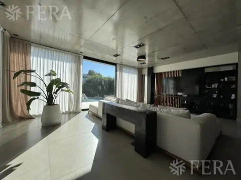 Casa 6 ambientes con 5 baños