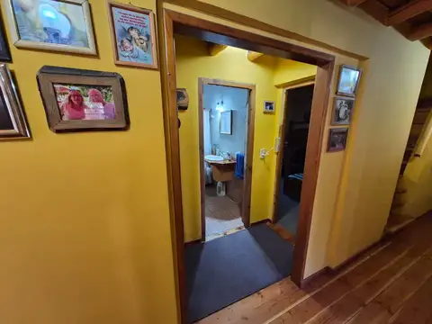 Preciosa casa en PH de seis ambientes, en una planta, con quincho, garage y jardín libre.