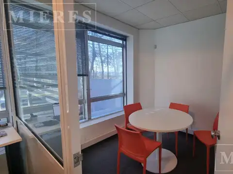Edificio de oficinas de 240 m2 en alquiler de  San Isidro
