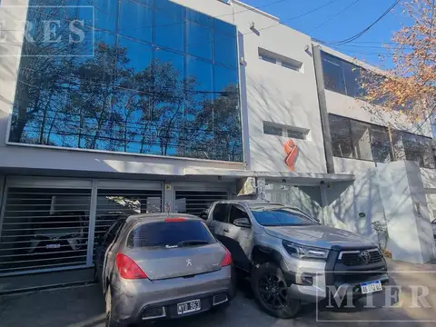 Edificio de oficinas de 240 m2 en alquiler de  San Isidro