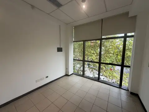 Oficina 7 ambientes con 2 baños