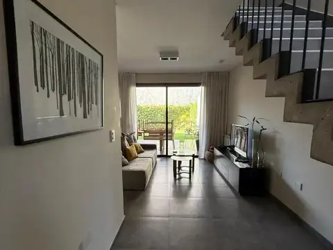 Casa en Alquiler con 2 cocheras