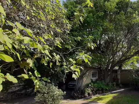 Amplia casa con garaje y extenso jardín