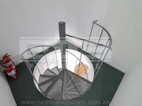 Local 72m2 c/espacio guardacoche en galería Don Bosco