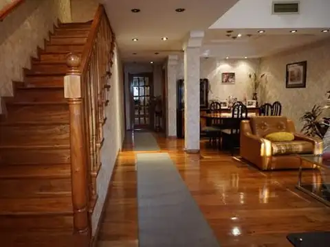 Excelente Casa De 5 Ambientes En Caseros Centro