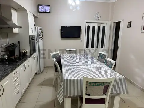 Excelente  Casa 4 ambientes en V. Luzuriaga,