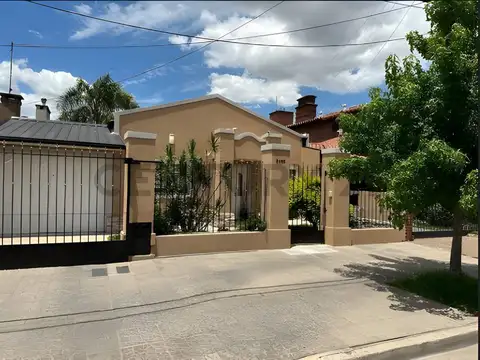 Excelente  Casa 4 ambientes en V. Luzuriaga,