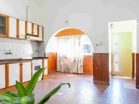 CASA EN VENTA 1 DORMITORIO + COMODIN AZCUENAGA