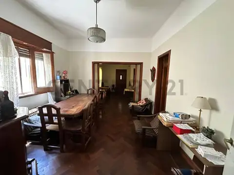 Venta Casa con departamento en planta alta. Moreno 975 Quilmes 8.66x30 Zonificación R1 73