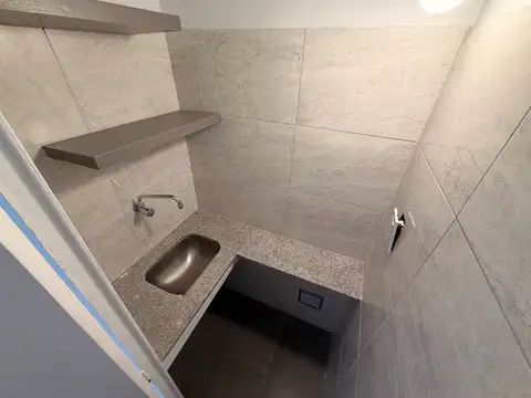 Oficina Salon en PB de edificio Mitre. Con Kichinnette Toilette y Patio