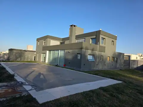 CASA DE CATEGORIA EN 7 SOLES - BARRIO VERANDAS