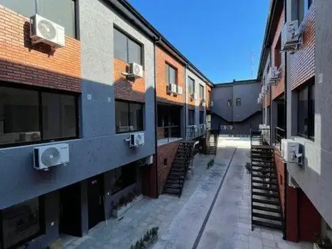 Moderno dúplex 2 ambientes con cochera descubierta