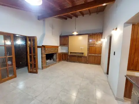 Casa en Alquiler con 2 cocheras