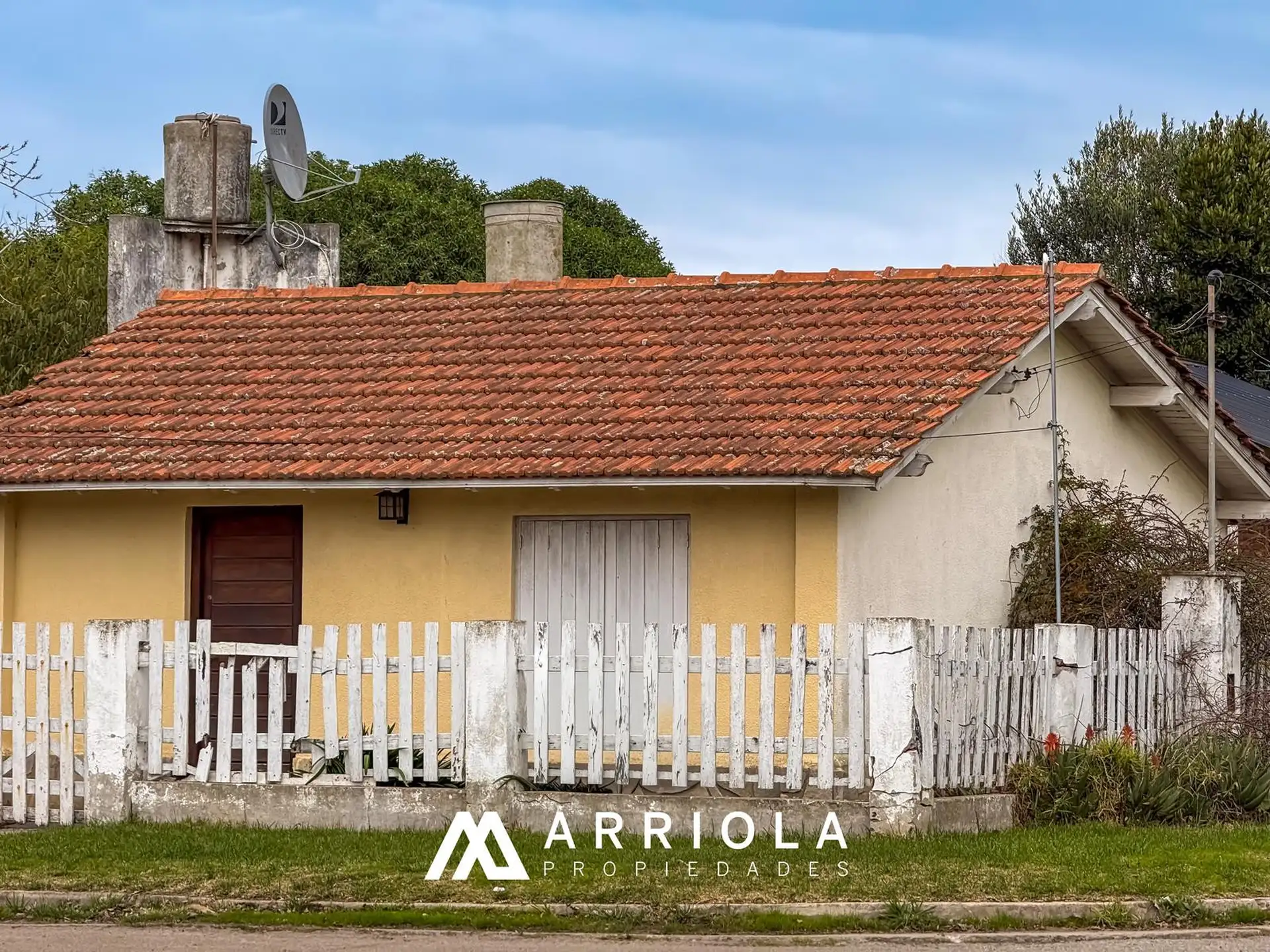 Casa 3 ambientes con parque perimetral. A reciclar.