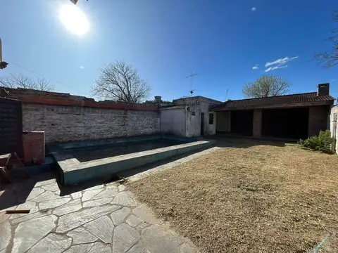 Casa 4 ambientes con piscina en venta en Moreno centro