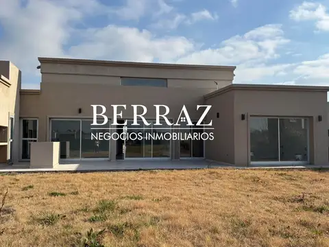 Casa Venta 4 Dormitorios Medal CC Lote de 941 m2 Pilar