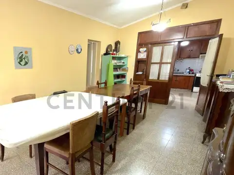 Casa 6 ambientes con 2 baños