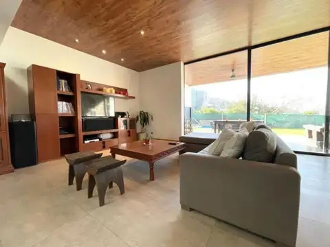 Casa en Alquiler con 2 cocheras