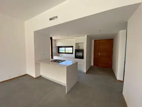 VENTA - Casa de 2 Dormitorios con Pileta en Barrio Privado Brisanova, Pueblo Esther.