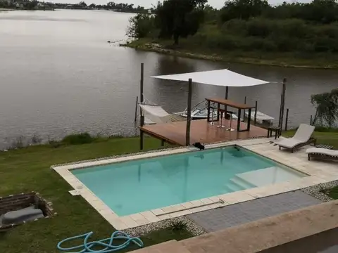 Casa en Venta con 2 cocheras