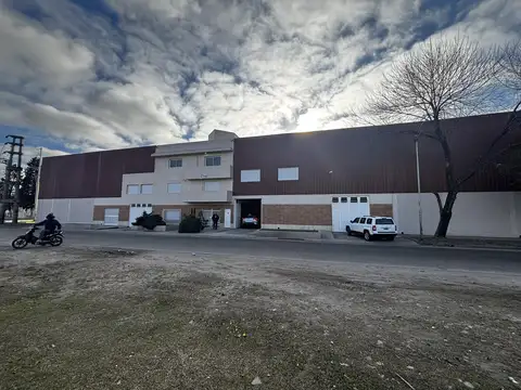 Deposito / Galpón con oficinas y vestuarios 870 m2 en Banfield ALQUILER