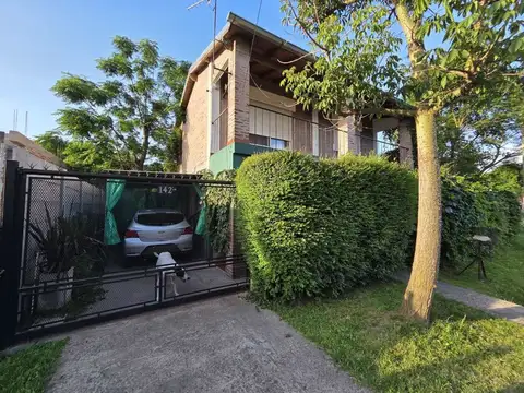 CASA en VENTA 4 AMB. PILAR con GARAGE, BAL, PARQ.