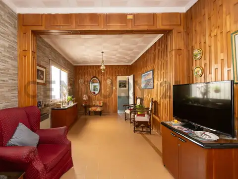 Casa de categoría en Villa Maipú. Apto crédito. Permuta