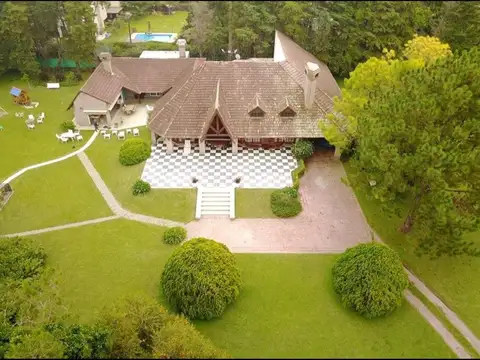 Casa en Venta con 4 cocheras