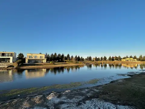 Casa en venta  con vista a la laguna en el Barrio El Naudir, Escobar.-