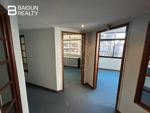 Oficina 8 ambientes con 2 baños