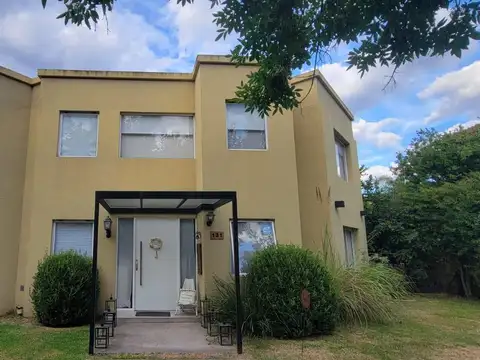 Venta casa 3 ambientes  apta credito con quincho y pileta en barrio Los Pilares