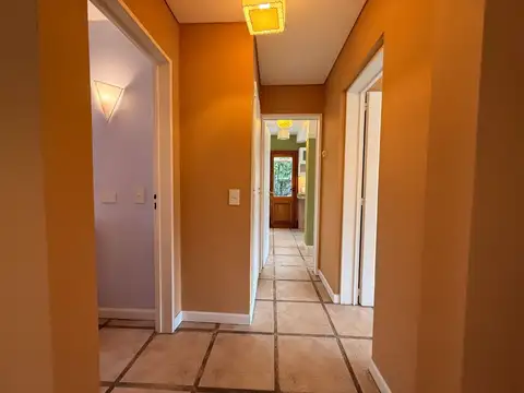 Casa en Alquiler con 3 cocheras