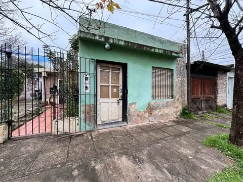 VENTA - CASA 2 DORMITORIOS A RECICLAR - BAIGORRIA 