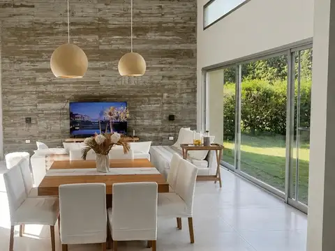 Casa en Venta con 3 cocheras