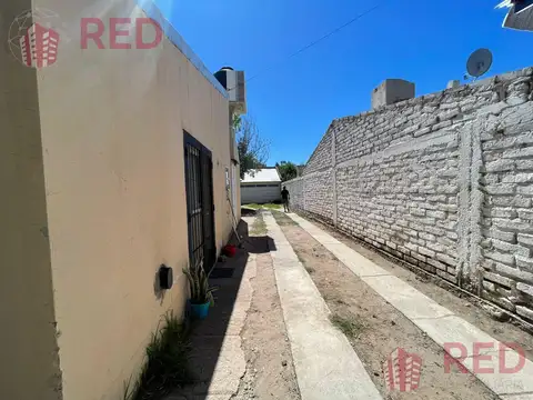 Vende Casa 3 Dormitorios con Quincho en Centenario