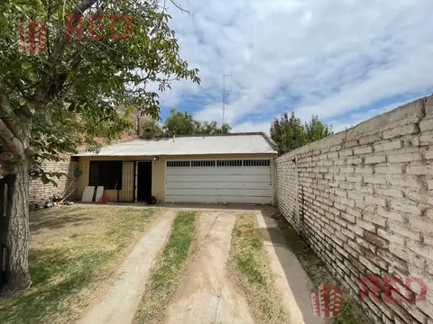 Vende Casa 3 Dormitorios con Quincho en Centenario