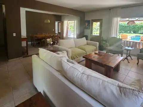 Casa 5 ambientes con 2 baños