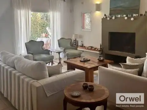 Casa en Alquiler con 4 cocheras