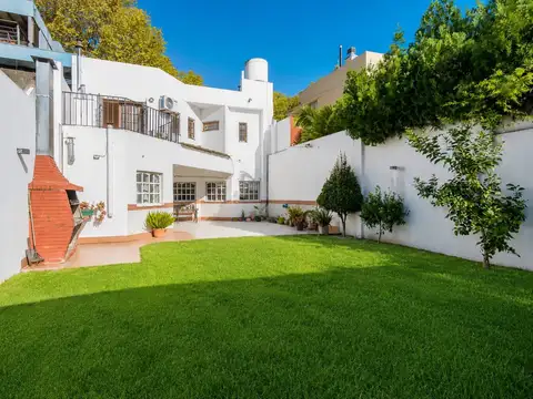 Casa en venta de 4 ambientes con jardín, suite y cochera cubierta en Liniers límite con Mataderos