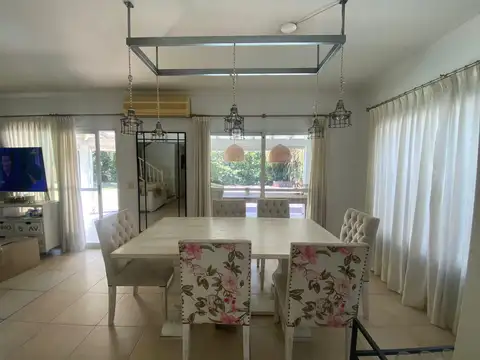 Casa en Alquiler con 2 cocheras