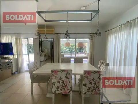 Casa en Alquiler con 2 cocheras