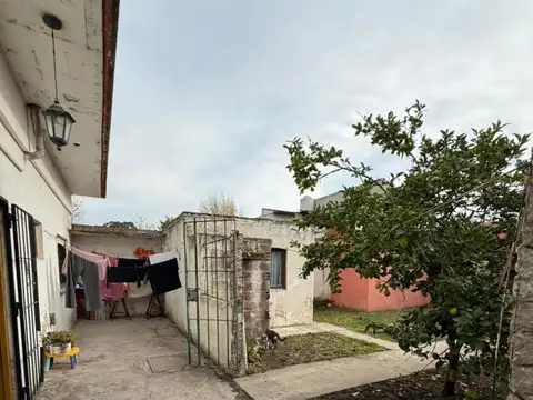Casa 5 ambientes con 2 baños