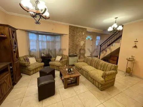 Casa en Venta con 2 cocheras