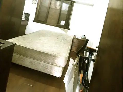 DEPARTAMENTO 4 AMB T/CASA C/PARQUE. SIN EXPENSAS. MONTEVIDEO 1233 BERNAL, A METROS DE AV.LOS QUILMES