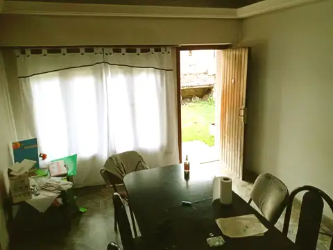 DEPARTAMENTO 4 AMB T/CASA C/PARQUE. SIN EXPENSAS. MONTEVIDEO 1233 BERNAL, A METROS DE AV.LOS QUILMES