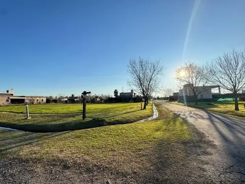 Venta terreno en puerto roldan sobre una esquina, acepta permuta, escriturado con 1054 m2. Roldan