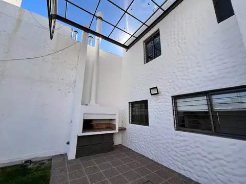 Depto Tipo Casa en Alquiler con 2 cocheras
