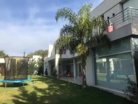 Casa 7 ambientes con 5 baños